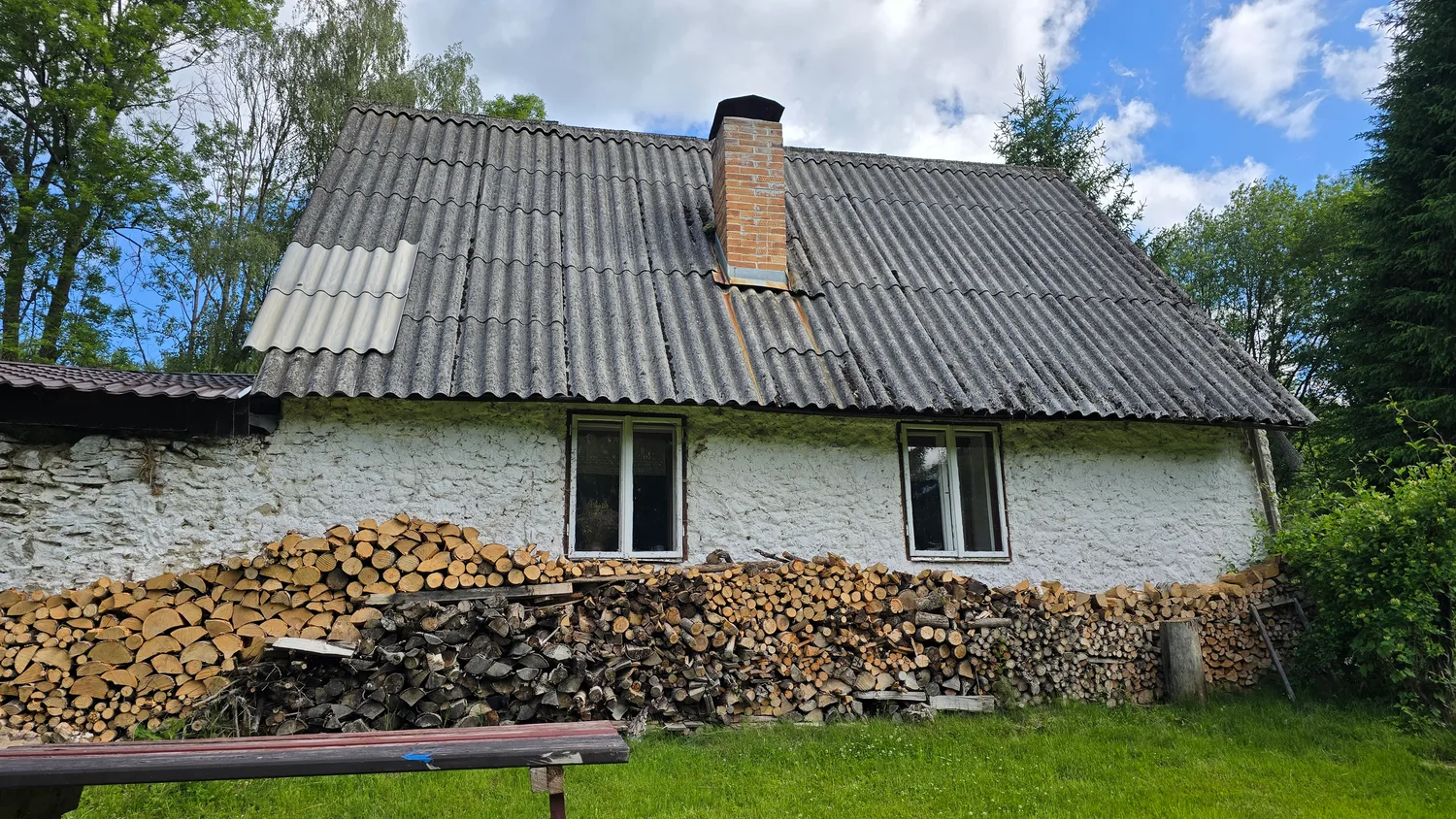 Starší rekreační chalupa při zaměření skutečného stavu